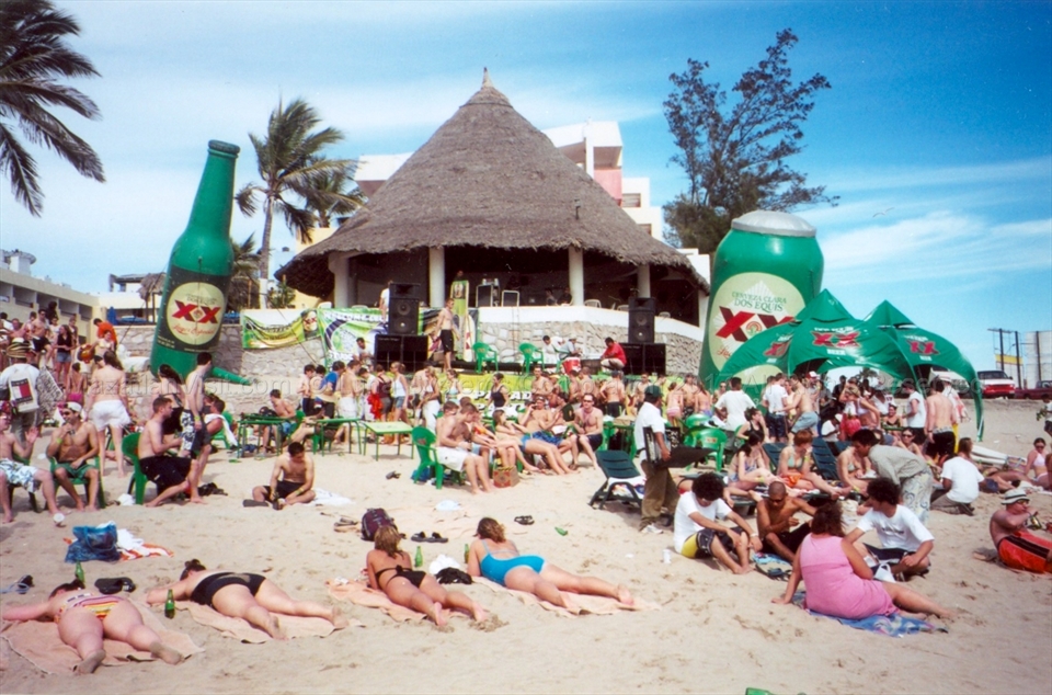 Spring Break beach bar crowds in Mazatlán, Mexico
