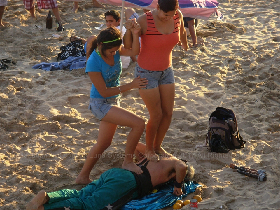 Crowd gathered around the sand ring to watch the glass walking exhibition