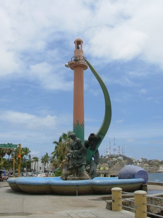 The monumental bronze Fishermans Monument statue standing tall on Avenida del Mar