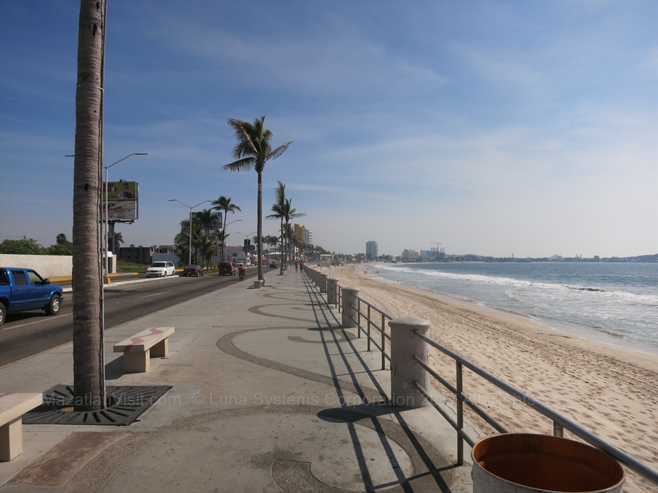 Walking track showing bike paths along Avenida del Mar
