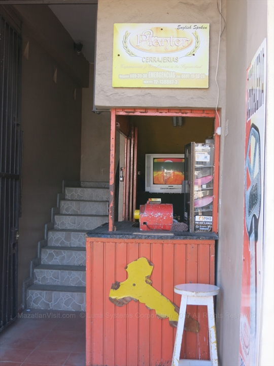 Local locksmith stand duplicating keys in Mazatlán