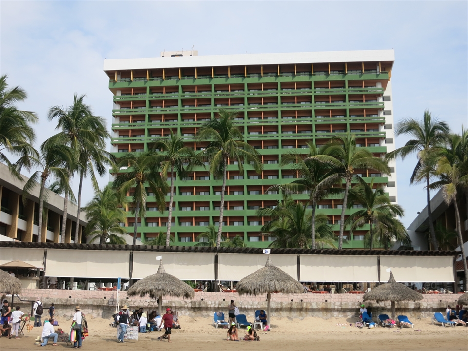 Beachfront ocean luxury resort hotel pools in Mazatlán