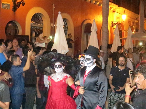 Spectacular makeup and colorful dresses during the Day of the Dead parade