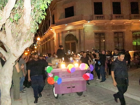 Theatrical street performance artists during the Callejoneada