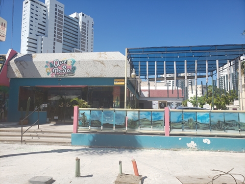 Expat crowds and main bar terrace layout at Que Pasa Cantina