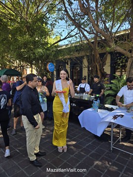 The reigning Carnaval Queen greeting international dining guests outside plaza balconies