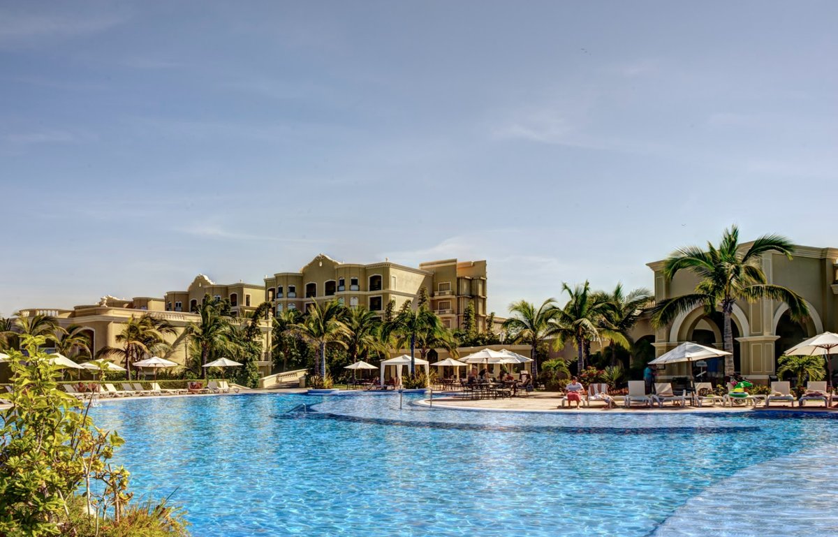Lush neoclassical botanical arches and pools of Pueblo Bonito Emerald Bay
