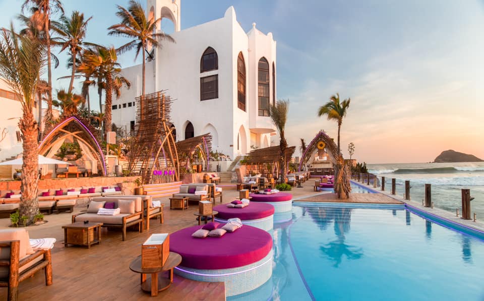 Beautiful pool deck and lounge areas at Onaki Beach Club in Mazatlán, Mexico