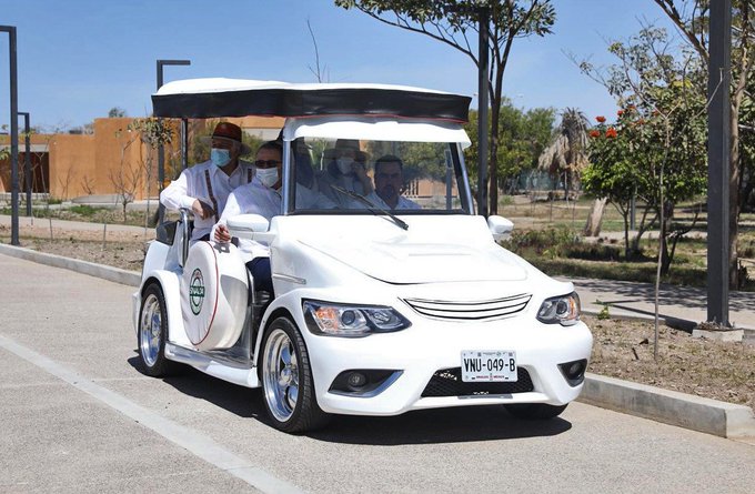 White Pulmonia taxi navigating the Golden Zone tourist district