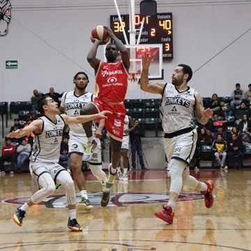 Professional basketball match action featuring the Mazatlán Venados team